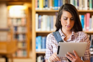 Iscriversi alla biblioteca comunale e ai servizi offerti